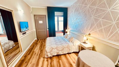 a hotel room with a bed and a mirror at MOTEL Malpensa INN & Hotel-Airport in Tornavento