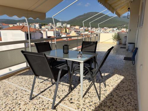 une table et des chaises sur un balcon avec vue dans l'établissement Thea - Arcadian View, à Tripoli