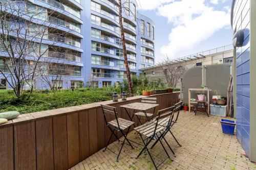 a patio with a table and chairs and a building at Cosy Central Urban Retreat in Highbury & Islington in London