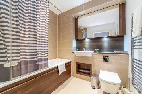 a bathroom with a shower and a toilet and a sink at Cosy Central Urban Retreat in Highbury & Islington in London