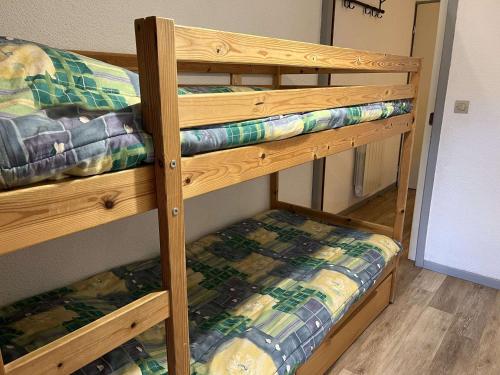 quelques lits superposés dans une chambre dans l'établissement Studio au cœur du Chinaillon avec Parking et Balcon, 4 couchages - FR-1-241-176, au Grand-Bornand