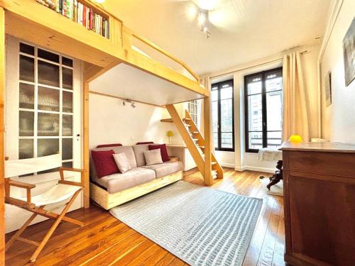 un salon avec un lit mezzanine et un canapé dans l'établissement 