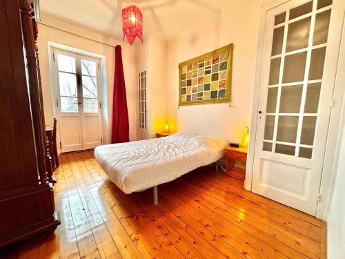 une chambre avec un lit au milieu d'une pièce dans l'établissement 