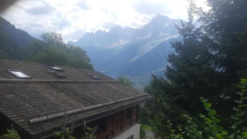 Cette maison offre une vue sur une chaîne de montagnes. dans l'établissement Résidence plein sud en vallée de Chamonix, aux Houches