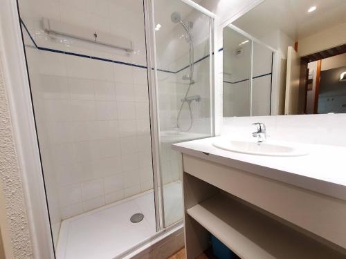 une salle de bain avec douche et lavabo dans l'établissement Appartement chaleureux 2 étoiles, animaux acceptés, proche pistes - FR-1-353-95, à La Plagne Tarentaise
