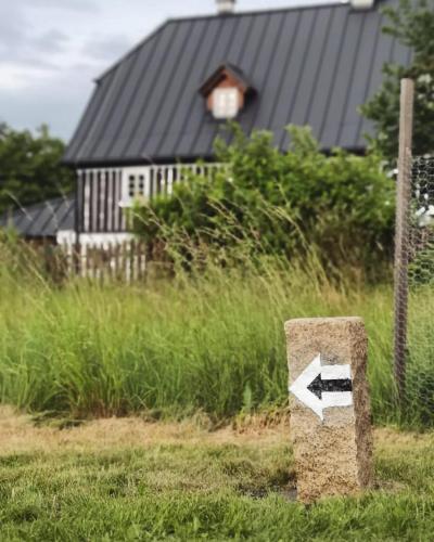 a stone arrow sign in front of a house at Dom pod Mandragorą in Świeradów-Zdrój