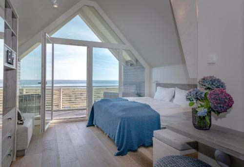 Un pat sau paturi într-o cameră la NEU! HAFEN27, Hafen & Meer - Beachhouse-Design mit Wattblick in List Sylt