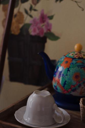 a table with a plate and a teapot on it at Guesthouse Giulietta e Romeo in Cossogno