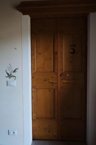 a wooden door with the number on it at Guesthouse Giulietta e Romeo in Cossogno
