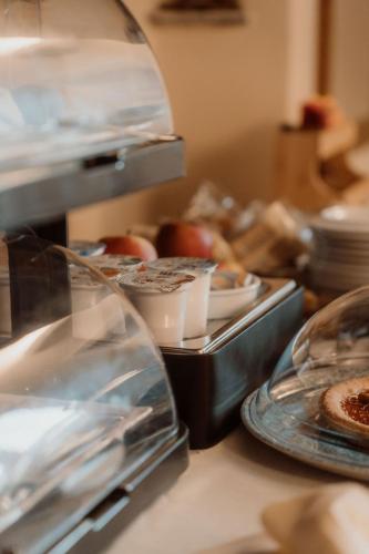a counter with plates of food on a table at Guesthouse Giulietta e Romeo in Cossogno