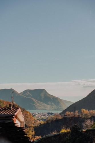 a view of a valley with a house and mountains at Guesthouse Giulietta e Romeo in Cossogno