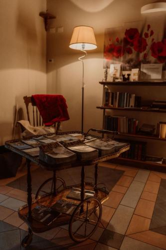 a table with a lamp and a chair in a room at Guesthouse Giulietta e Romeo in Cossogno