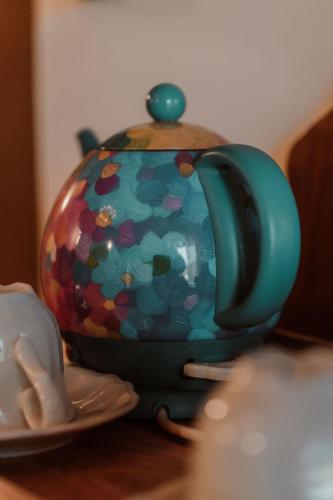 a teapot sitting on top of a wooden table at Guesthouse Giulietta e Romeo in Cossogno