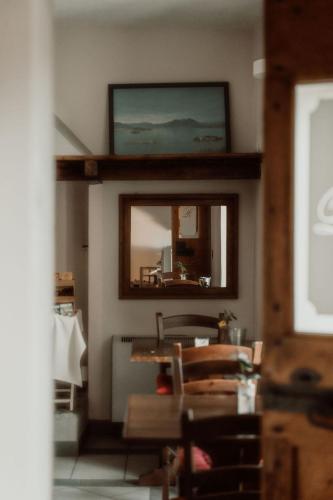 a room with a mirror and a table and chairs at Guesthouse Giulietta e Romeo in Cossogno