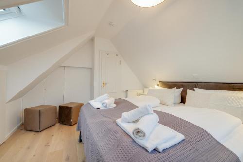 a bedroom with two towels on a bed at Ferienwohnung Waterkant in Munkmarsch