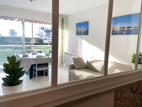 un salon avec une table et une chaise dans l'établissement CORMORANE 2 - Studio, Plage 100m - U32, à Carnac