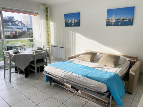 une salle d'hôpital avec un lit et une table avec une table dans l'établissement CORMORANE 2 - Studio, Plage 100m - U32, à Carnac