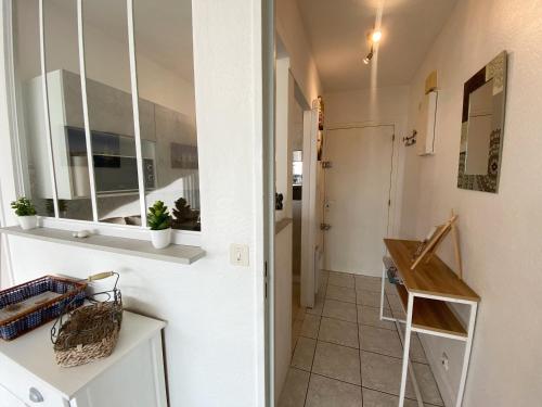 Cette chambre dispose d'un couloir avec un escalier et un miroir. dans l'établissement CORMORANE 2 - Studio, Plage 100m - U32, à Carnac