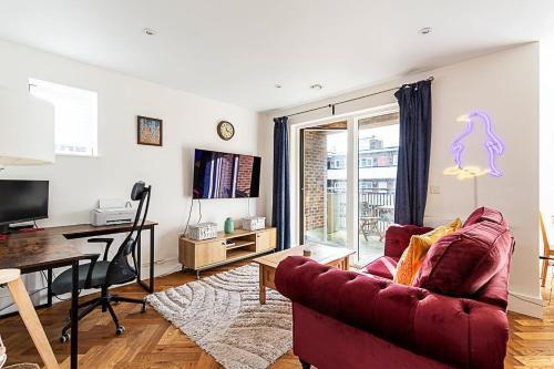 Μια τηλεόραση ή/και κέντρο ψυχαγωγίας στο Chic Crystal Palace Flat with Balcony & Workspace