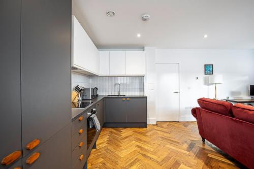 Η κουζίνα ή μικρή κουζίνα στο Chic Crystal Palace Flat with Balcony & Workspace