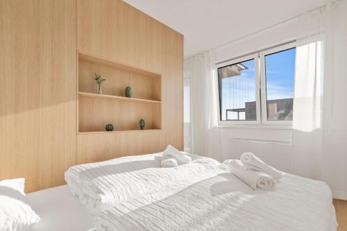 Postel nebo postele na pokoji v ubytování Modern Apt with AC and Balcony