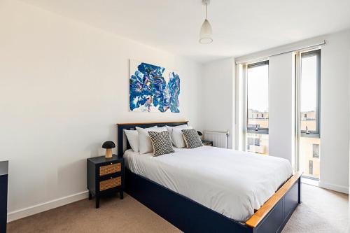 a bedroom with a large bed and a window at Stepney Green City Apartment in London