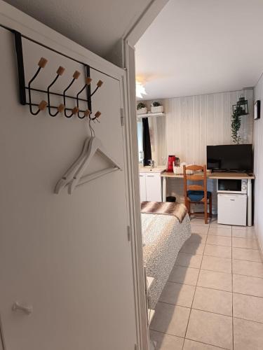 une pièce avec une cuisine et un salon dans l'établissement La Savouè - Chambre, à Francin