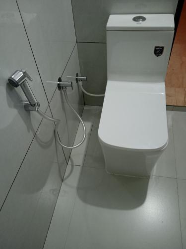 バガモンにあるTea Haven homestayの部屋にある白いトイレ付きのバスルーム