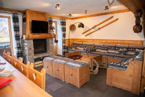 Il comprend une cuisine équipée d'une cuisinière et d'une cheminée. dans l'établissement CHALET de charme 13 personnes avec Sauna SKI O PIEDS, à Saint-Martin-de-Belleville