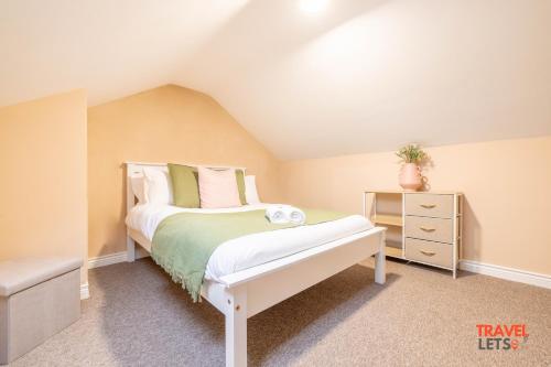 ein kleines Schlafzimmer mit einem Bett und einer Kommode in der Unterkunft Coastal Cottages in Ballycastle