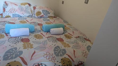 un lit avec deux oreillers dessus dans l'établissement Central Mont Blanc View Apartment, balcony, free parking, à Chamonix-Mont-Blanc