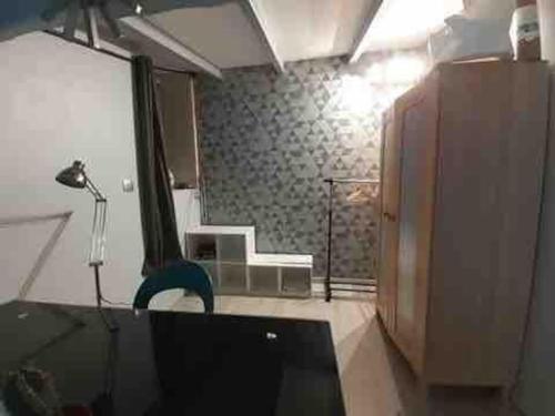 Cette chambre comprend un bureau, une lampe et une chaise. dans l'établissement Jolie chartreuse avec jardin privé, à Toulouse