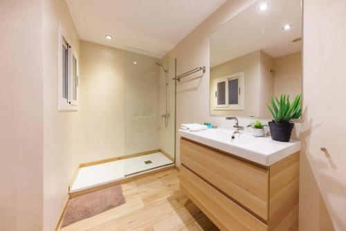 un baño con lavabo y ducha en Bravissimo Apartaments Mora 4, en Girona