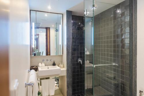 Ένα μπάνιο στο Hidden oasis Spacious luxury, 50 meter from Surin Beach