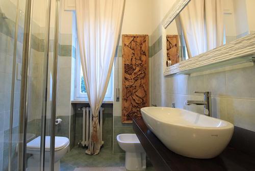 a bathroom with a sink and a toilet and a window at Catullo 11, Lago Di Garda in Desenzano del Garda