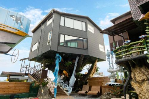 El edificio en el que está la casa de huéspedes