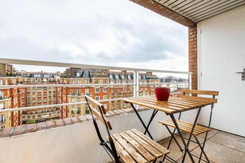 une table et des chaises sur un balcon avec vue dans l'établissement GuestReady - Elevated Comfort with a Terrace!, à Paris