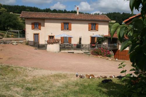 une maison avec un groupe d'oiseaux devant elle dans l'établissement Gîte La ferme de Taverne-Piscine privée chauffée, à Saint-Martin-la-Sauveté