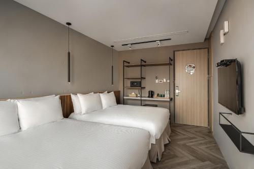 HOTEL LEISURE Kaohsiungにあるベッド