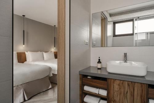 HOTEL LEISURE Kaohsiungにあるベッド