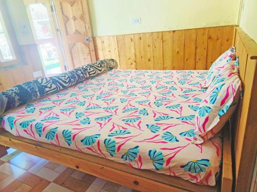 Postel nebo postele na pokoji v ubytování WoodRose Ecostay - Couple's Favourite