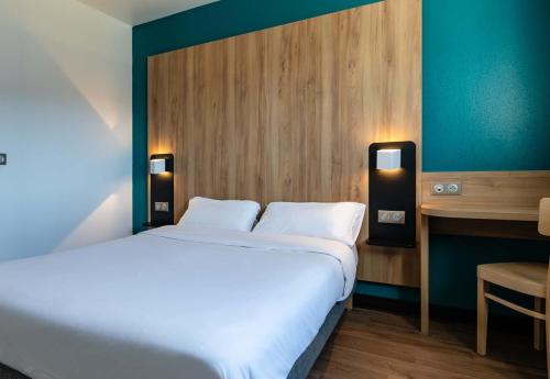 Postel nebo postele na pokoji v ubytování B&B HOTEL Saint-Etienne Monthieu