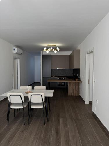 Galería fotográfica de Free Parking Skanderbeg Square - Spacious Central Apartment en Tirana