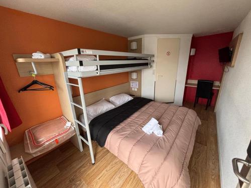 Una pequeña habitación con una litera y una escalera. en Classic Hôtel - Fontenay-Trésigny, en Fontenay-Trésigny