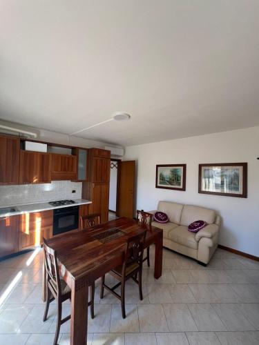 a kitchen and living room with a table and a couch at Appartamento Bi locale Giusy in SantʼAntonio
