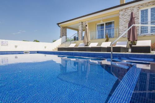 Villa Land