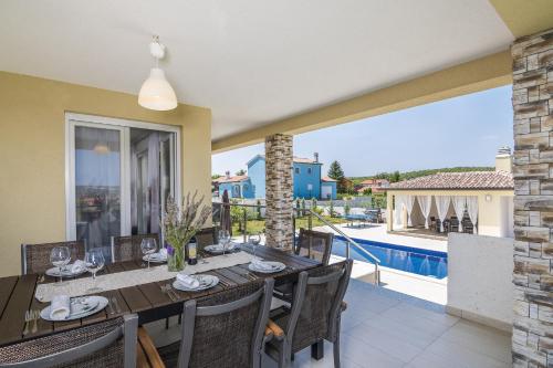 Villa Land