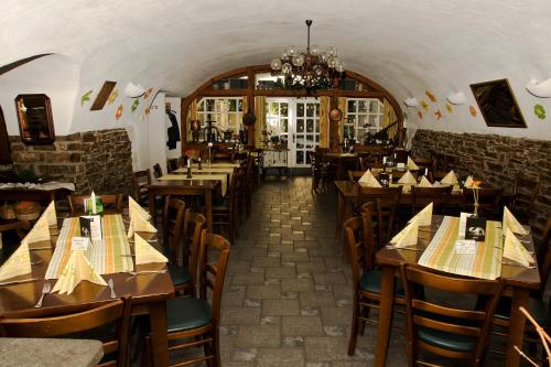 Εστιατόριο ή άλλο μέρος για φαγητό στο Moselland Hotel im Enderttal Zum Onkel Willi
