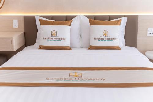 Una cama o camas en una habitación de Sunshine Homestay Bạc Liêu