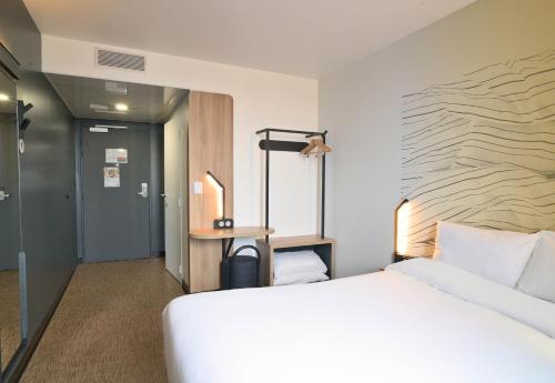 Ένα ή περισσότερα κρεβάτια σε δωμάτιο στο B&B HOTEL Dreux Nord